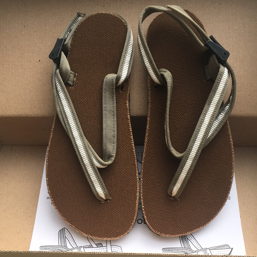 Earth Runners sandals. Brand new, never worn. Size 6 women’s size 4 men’s